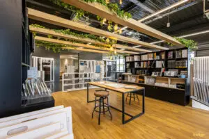 Quel photographe choisir à Clermont-Ferrand ? intérieur d'un bureau avec parquet en bois et poutres apparentes - Mise en valeur d’un espace de vie – photographie immobilière pro