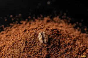Photographe pour entreprises Clermont-Ferrand : grain de café - Mise en scène de produits artisanaux – photographie de produits en Auvergne