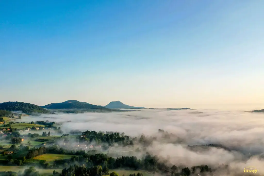 paysage sous les nuages avec vue sur le Puy de Dôme - Pilote de drone certifié – prise de vue aérienne à Clermont-Ferrand