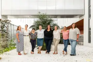 Photogaphe spécialisé entreprise à Clermont-Ferrand : équipe de femmes dans le hall du chu Estaing - Prise de vue d’équipe en entreprise – photographie corporate à Clermont-Ferrand
