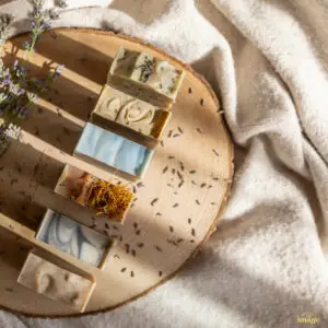 Photographe professionnelClermont-Ferrand pour son entreprise : savon artisanaux - Mise en scène de produits artisanaux – photographie de produits en Auvergne