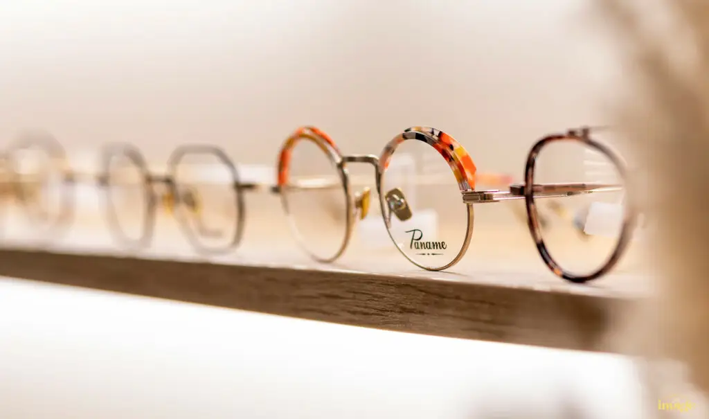 zoom avec arrière plan flou de lunettes de la marque Paname - Photo produit packshot – studio à Clermont-Ferrand