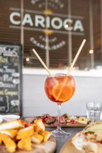 Photographe entreprise Clermont-Ferrand : Cocktail sprite avec planches apéro - Image produit soignée – photographe professionnelle en Auvergne