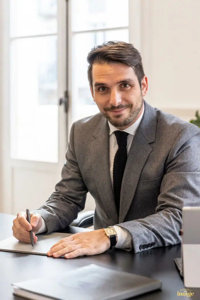 Photographe entreprise Clermont-Ferrand : homme en costume signant un document - Photographe institutionnel à Clermont-Ferrand – image corporate en Auvergne